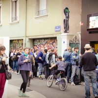 File d’attente à l’entrée de la salle 1 du Club